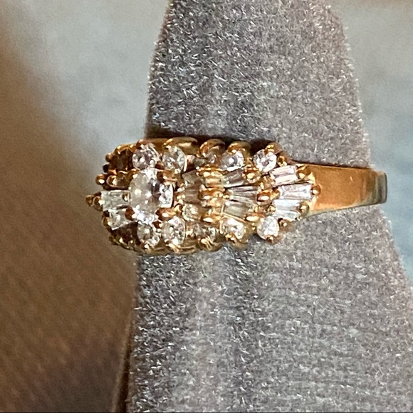 14KT Gold Round & Baguette Diamond Cluster Ring - Picture 4 of 10